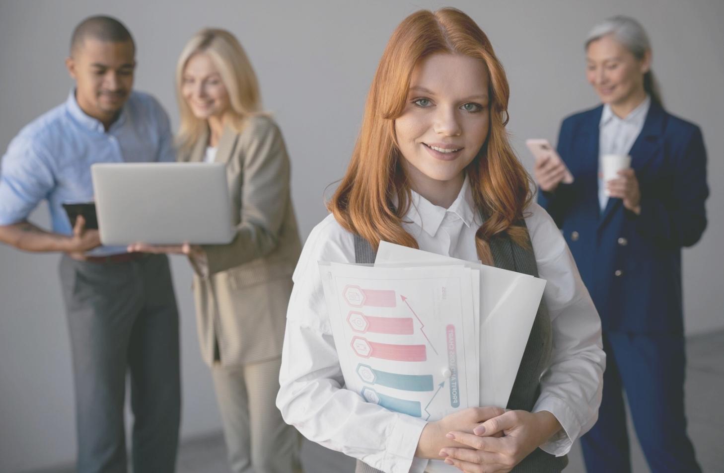 Profesional trabajando en modelado financiero